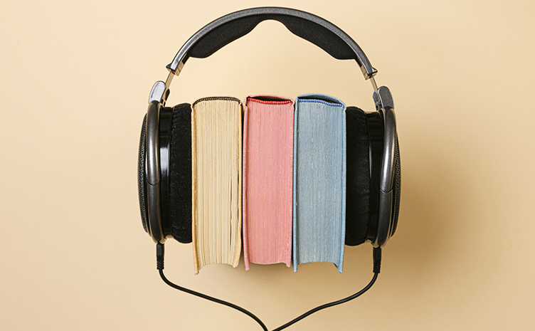 Escuchar podcasts en inglés mientras caminas al trabajo es una excelente forma de practicar tu comprensión auditiva y aprender nuevo vocabulario.